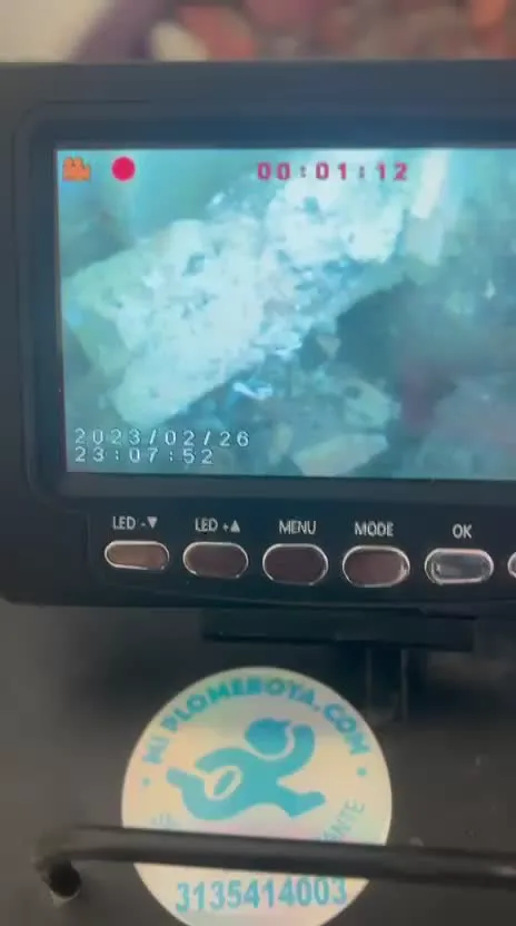 Imagen de la cámara de inspección dentro de un bajante con escombros