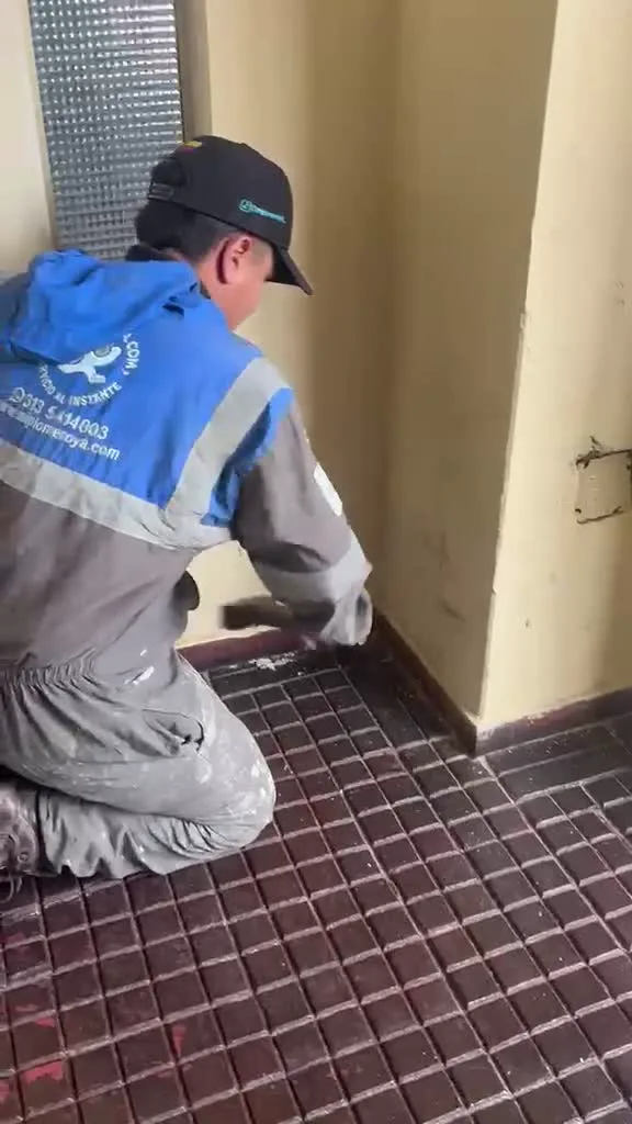 Técnico de Mi Plomero Ya marcando el punto exacto para abrir el muro